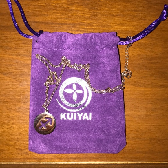 KUIYAI Collana Musical 'Six' - Ciondolo In Acciaio Inossidabile Per Ragazze E Donne - Regalo Per Insegnanti Di Teatro E Appassionati Di Broadway - copertina